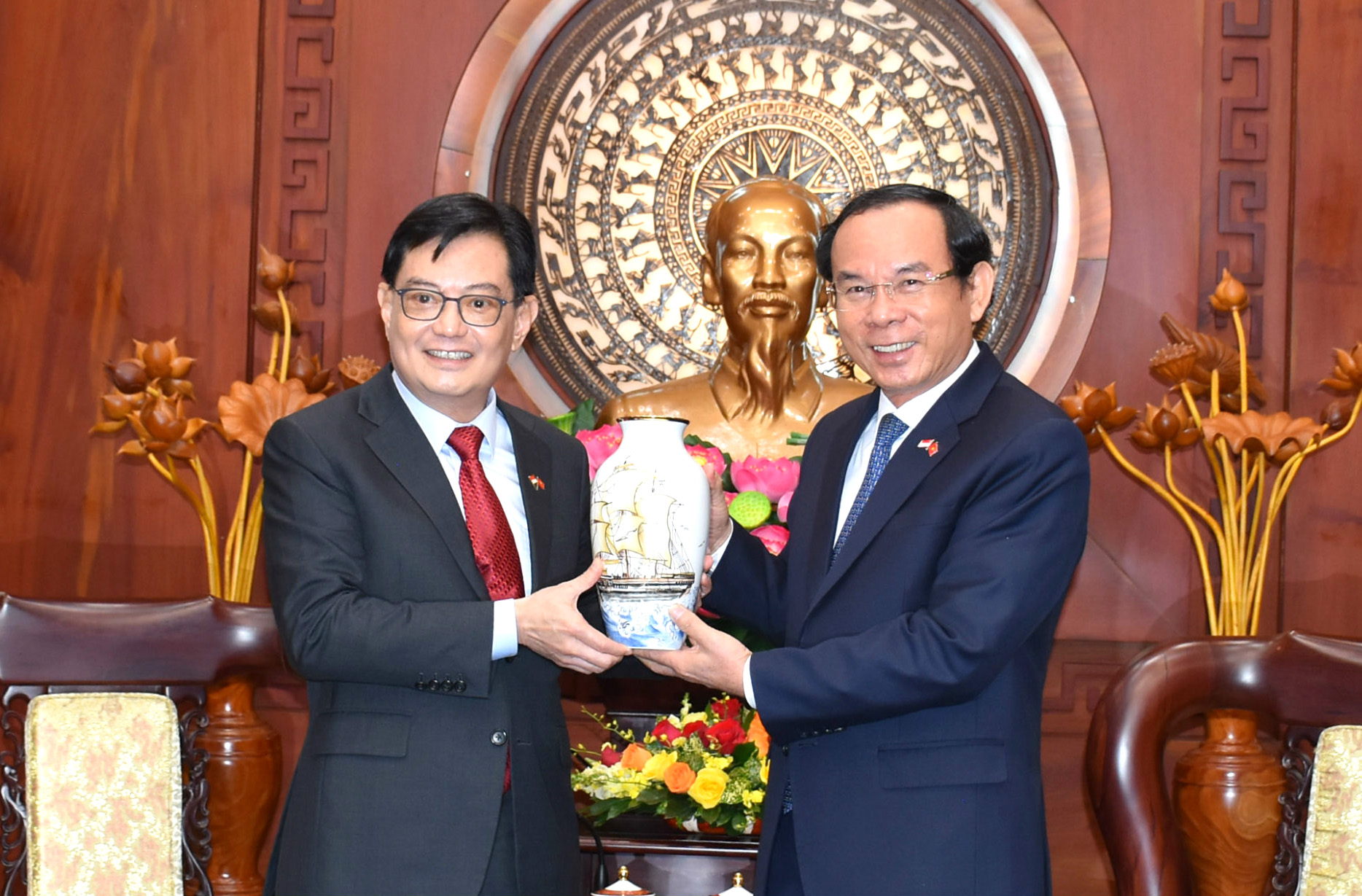 Bí thư Thành ủy TP. Hồ Chí Minh Nguyễn Văn Nên tặng quà lưu niệm Phó Thủ tướng Singapore Heng Swee Keat.